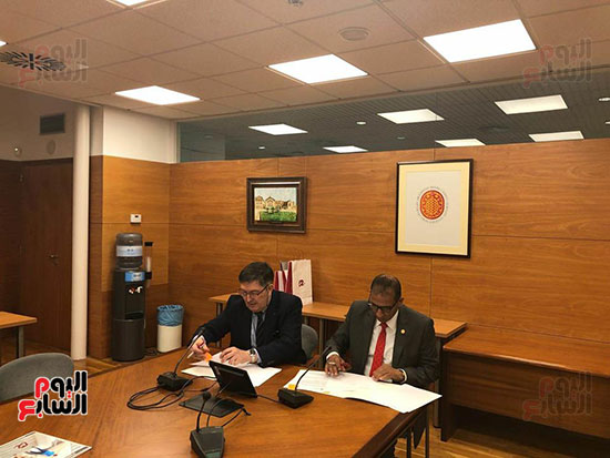 رئيس جامعة أسوان يوقع اتفاقية تعاون بين جامعة أسوان وروبيرا الإسبانية